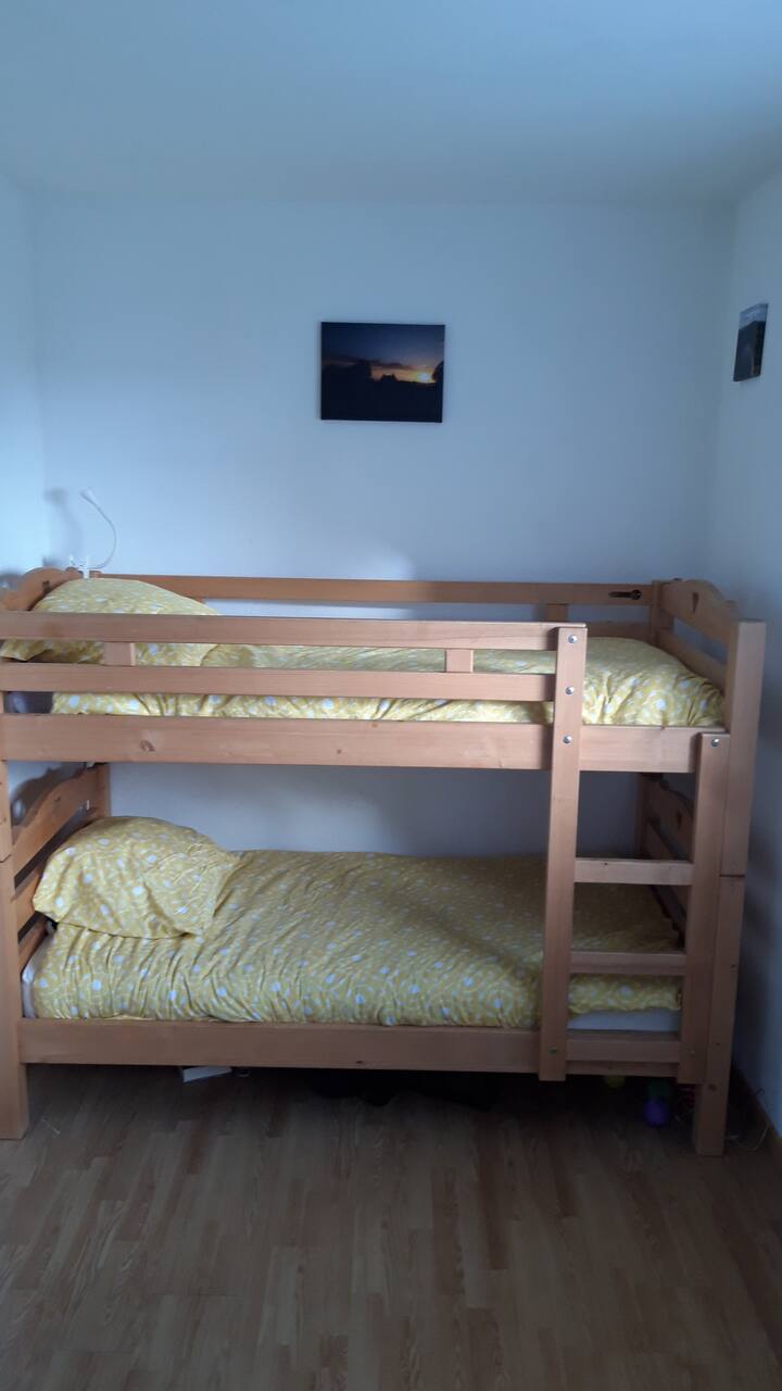 Schlafzimmer 3: 1 Schlafsofa, 2 Etagenbetten