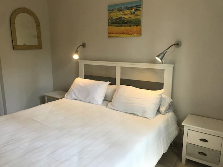 ห้องนอน 1 ห้องพร้อมเตียงควีนไซส์