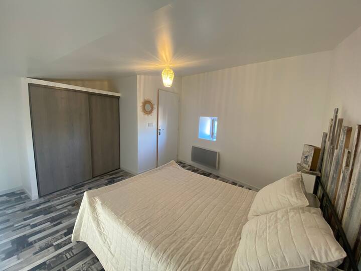 Chambre du dernier avec dressing et traversante.