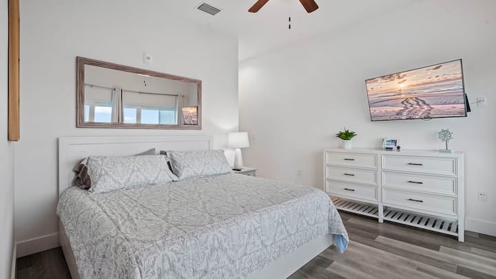 La chambre principale dispose d'un lit King Size, d'un placard, d'une commode, du câble et d'un patio qui offre une vue imprenable.