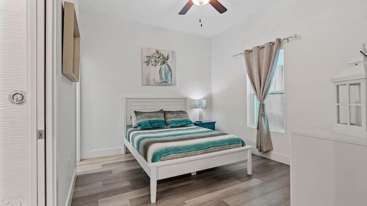 La chambre principale numéro 2 est un lit Queen Size avec placard, commode, télévision et salle de bain.