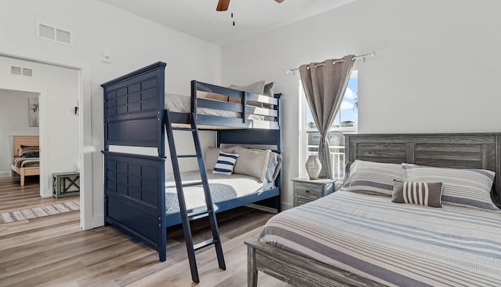 La troisième chambre peut accueillir jusqu'à 6 personnes avec un lit complet et une grande couchette complète. L'échelle peut être retirée et rangée si elle n'est pas nécessaire.