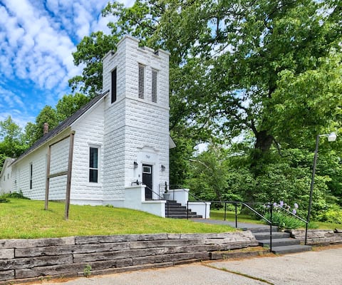 Sanctuary by the Shore: Unique Stay W/Hot Tub