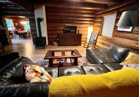 Cloudraker Cabin, a 4 Bedroom Log Home in Squamish
