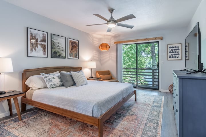 Suita kryesore. Dyshek Tuft & Needle King dhe TV i ri me YouTube TV dhe shërbime të tjera transmetimi. 