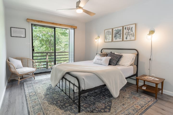 Dhoma e dytë e gjumit: në katin kryesor, me ballkon privat me pamje nga liqeni. Dyshek Tuft & Needle me madhësi dopio "queen". Dollapi i madh nuk është në fotografi. 