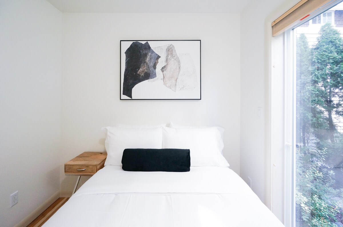 เตียงเต็มรูปแบบพร้อมแสงธรรมชาติมากมาย