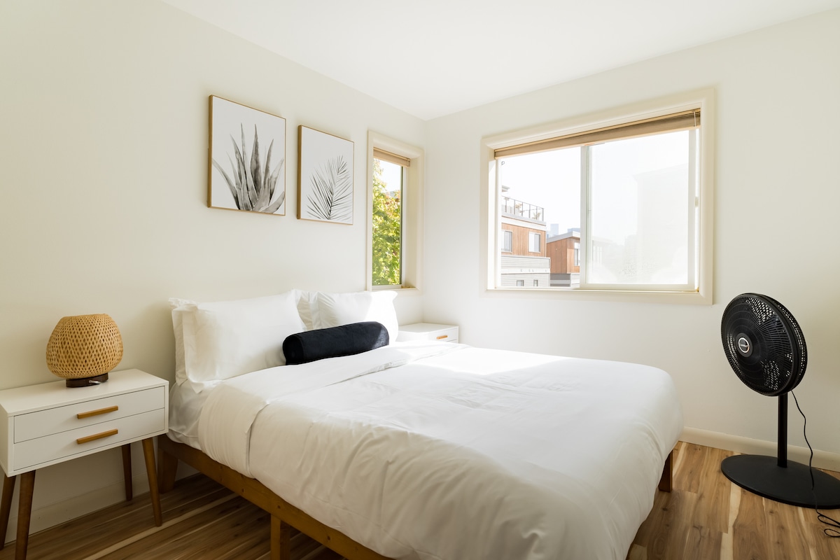 ที่นอนทั้งหมดของเรามาพร้อมกับหมอน 4 ใบเพื่อความสะดวกสบายของคุณและระบบผ้าปูที่นอนสามชั้น 