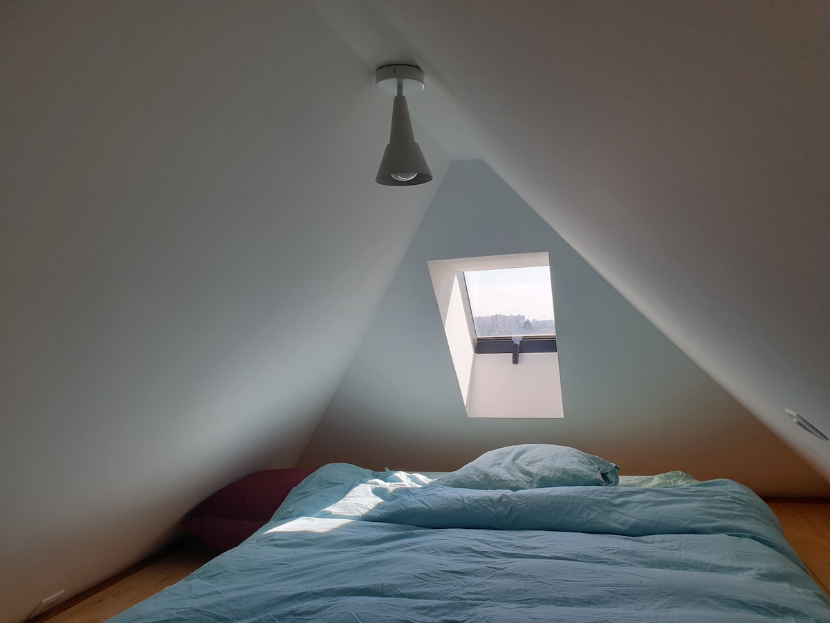 חדר שינה בקומת הביניים