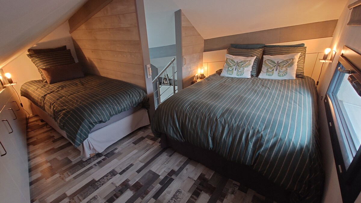 חדר שינה/לופט עם 2 מיטות: מיטה 90x190 ס"מ משמאל ומיטה 140x200 ס"מ מימין. מזרן עבה 27 ס"מ, מאוד נוח.