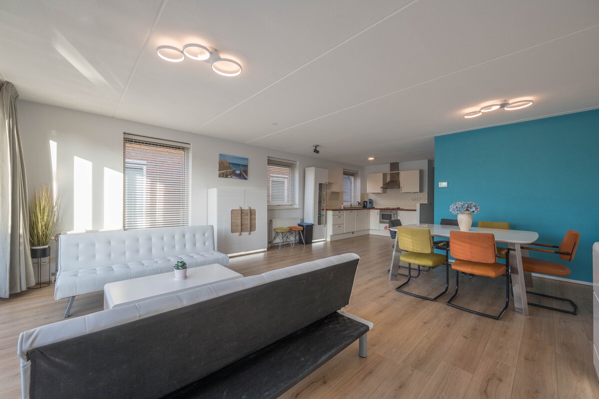 Successful Airbnb property: Meerzicht 70 - Vacation home on the waterfront! in Wijk 00 Uitgeest