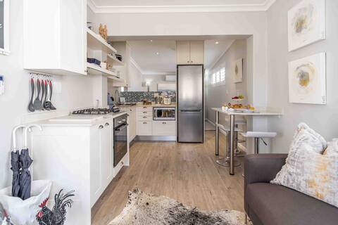 C'estÇa Cottage Modern Luxurious Sounds of the Sea