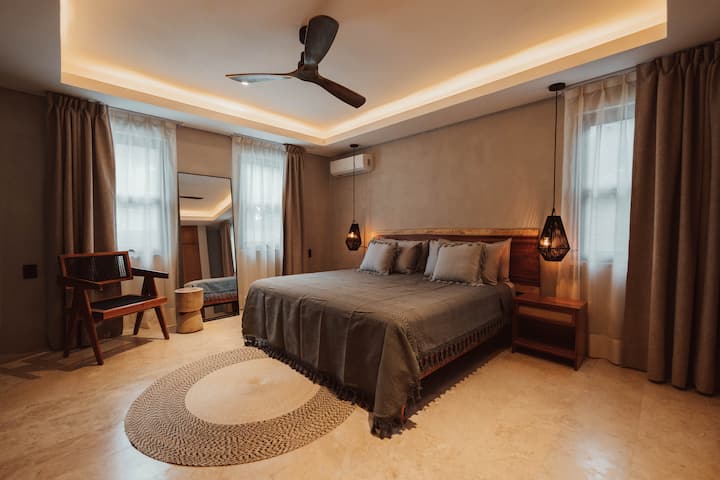 Chumba cha kulala na kitanda cha ukubwa wa mfalme, bafu la ndani, mapazia ya giza na AC