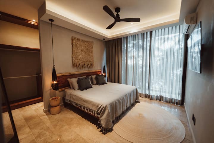 Chumba cha kulala na kitanda cha ukubwa wa mfalme, bafu la ndani, mapazia ya giza na AC