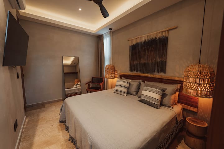 Chumba cha kulala na kitanda cha ukubwa wa mfalme, bafu la ndani, mapazia ya giza na AC