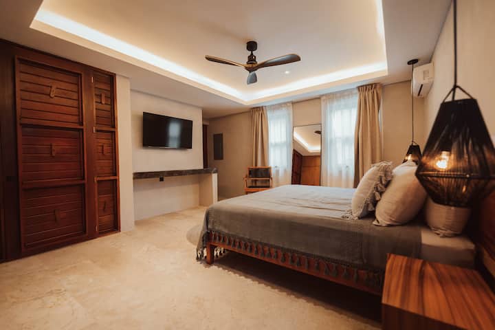 Chumba cha kulala na kitanda cha ukubwa wa mfalme, bafu la ndani, mapazia ya giza na AC