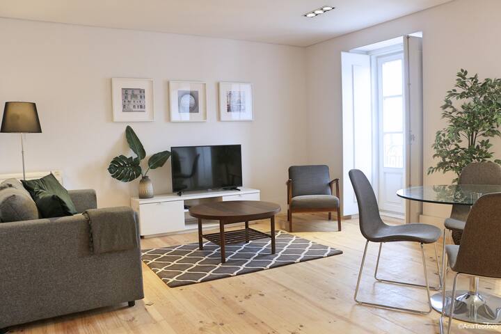 Amazing, Spacious 2 Bed Apt, Great View & Location