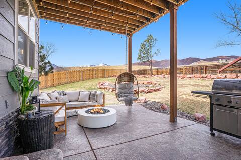 Views/Hot Tub/Hikes/Bar/Treehouse/Huge/Location