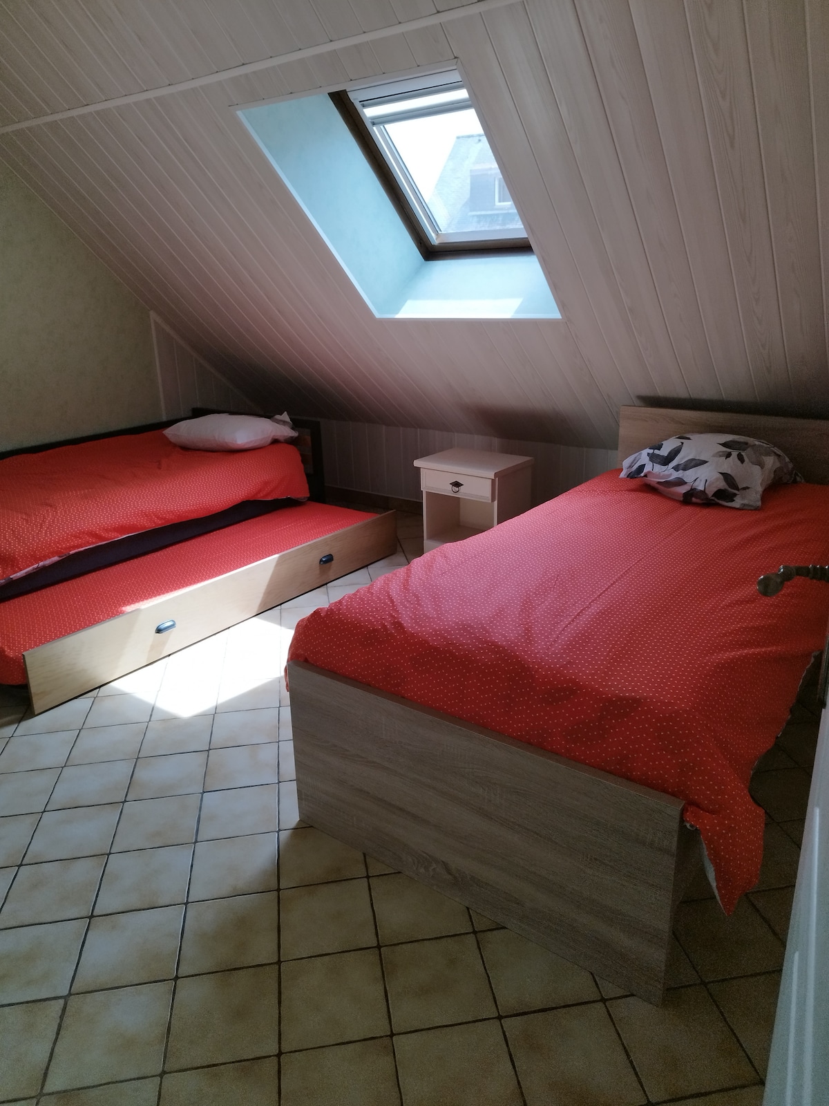 Spálňa na 1. poschodí s rozmermi 3 x 90*190