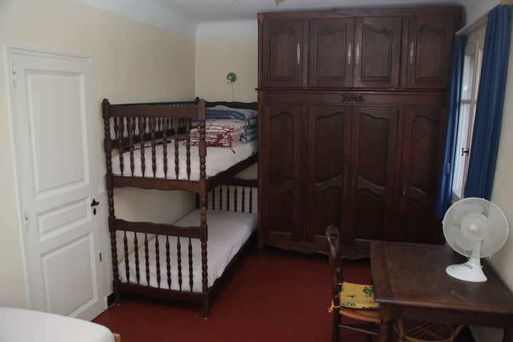 schlafzimmer 2; 2 "Duplex" -Betten, Schrank mit grossem unteremTeil für Mieter.
Baby-Bett udn Stuhlkissen auf oberem Bett zu finden.