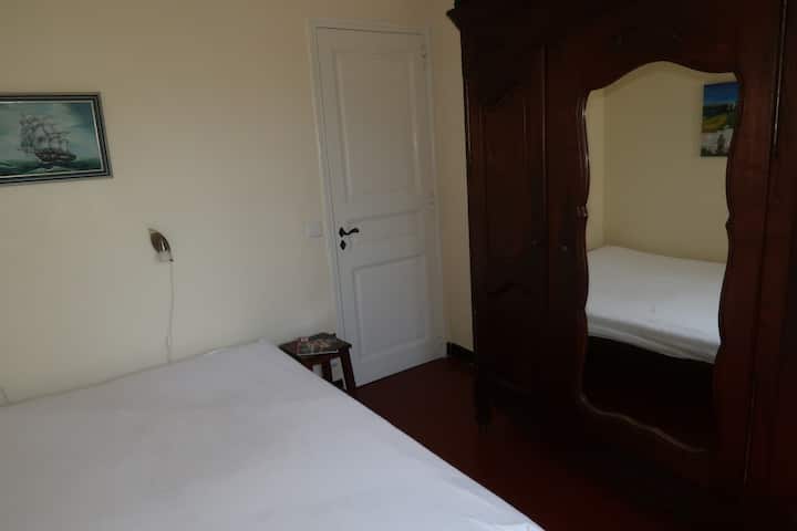 Schlafzimmer mit 1 Doppelbett und großem Wandschrank