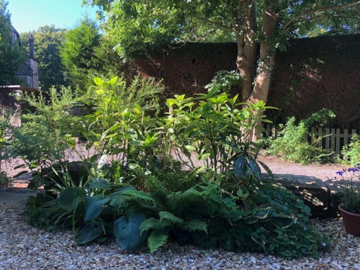 Garden flat with parking & Wi-Fi