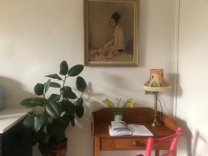 Garden flat with parking & Wi-Fi