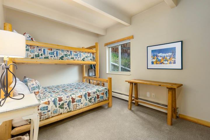 Malkia juu ya ghorofa mbili na magodoro mapya ya sponji