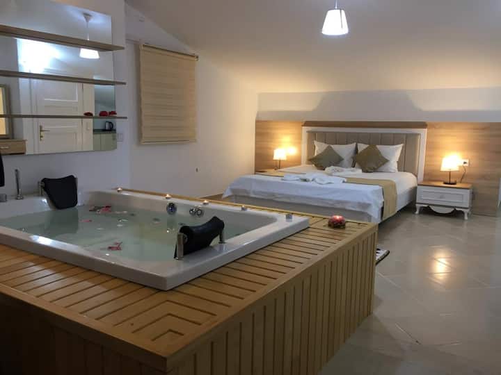 2m. ×1.20 cm avec jacuzzi ;
étage de terrasse spacieux. De nouveaux couples mariés attendent les voyageurs.