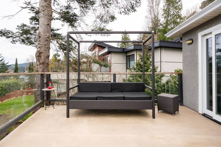 Steps to best sandy beach! Stunning oceanview home gallery image 5