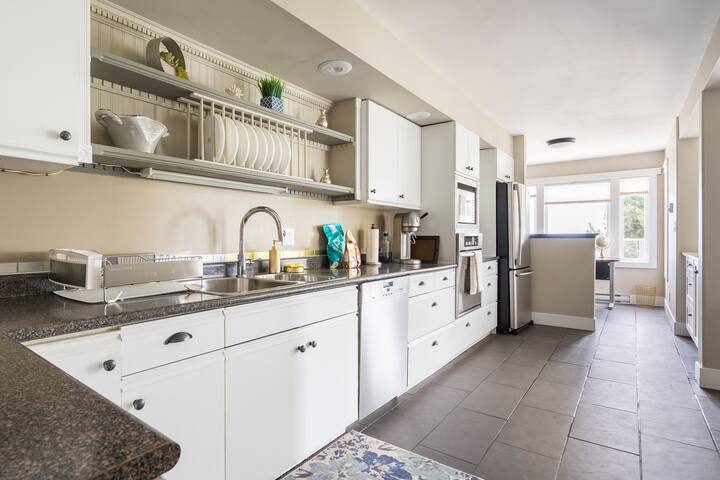 Steps to best sandy beach! Stunning oceanview home gallery image 3