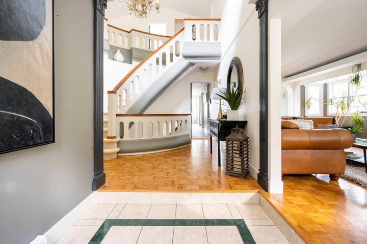 Steps to best sandy beach! Stunning oceanview home gallery image 2