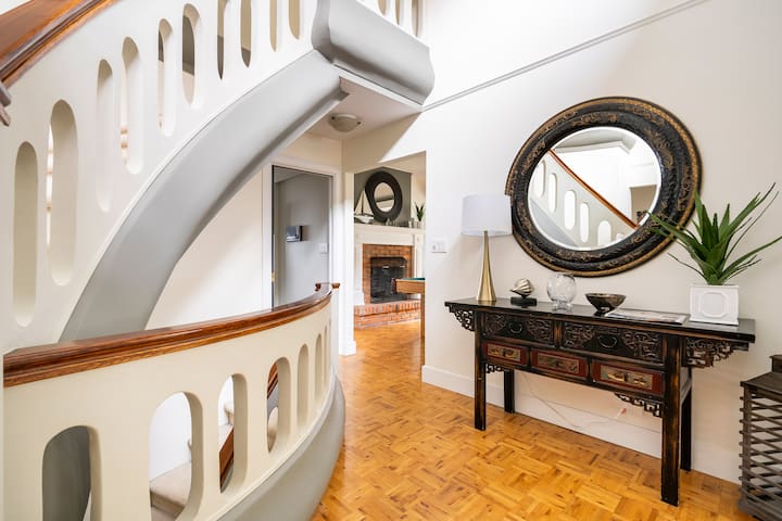 Steps to best sandy beach! Stunning oceanview home