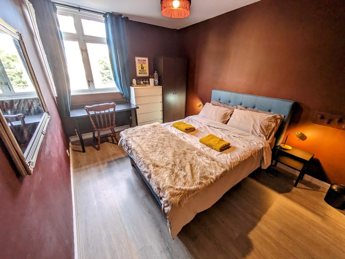 Large double Next to transport / metro Apartments for Rent in