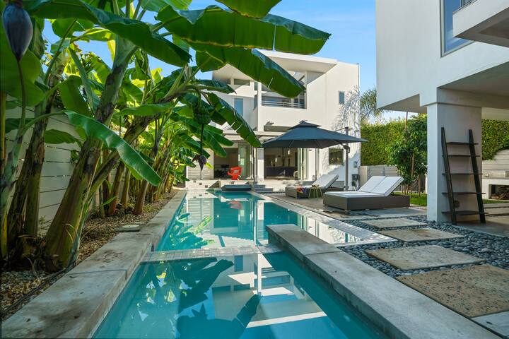 Family Friendly! Fence Pool, Pizza Oven, Great Loc gallery image 3