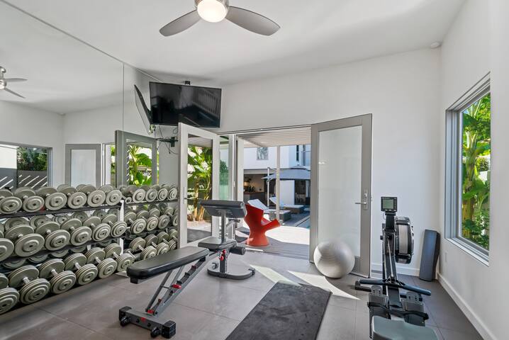 Family Friendly! Fence Pool, Pizza Oven, Great Loc gallery image 5