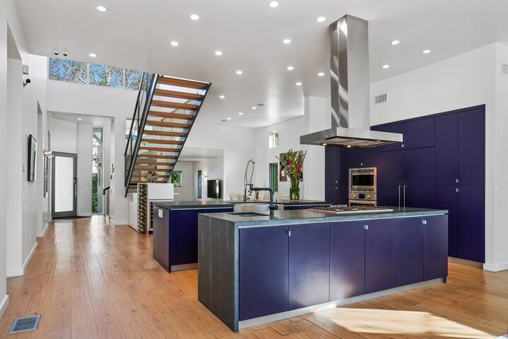 Family Friendly! Fence Pool, Pizza Oven, Great Loc gallery image 4