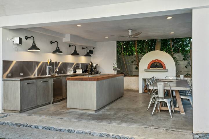 Family Friendly! Fence Pool, Pizza Oven, Great Loc gallery image 2