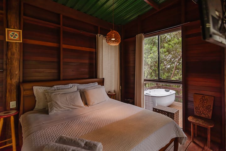 detalhe cama king e banheira na varanda