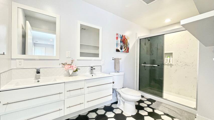 New Luxurious Modern 5Beds/5Baths in Redwood City gallery image 3