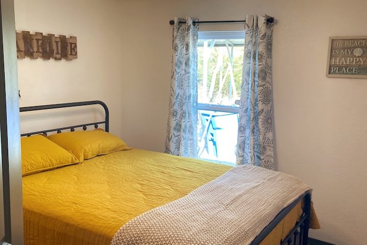 Queen Bed - Sleeps 2