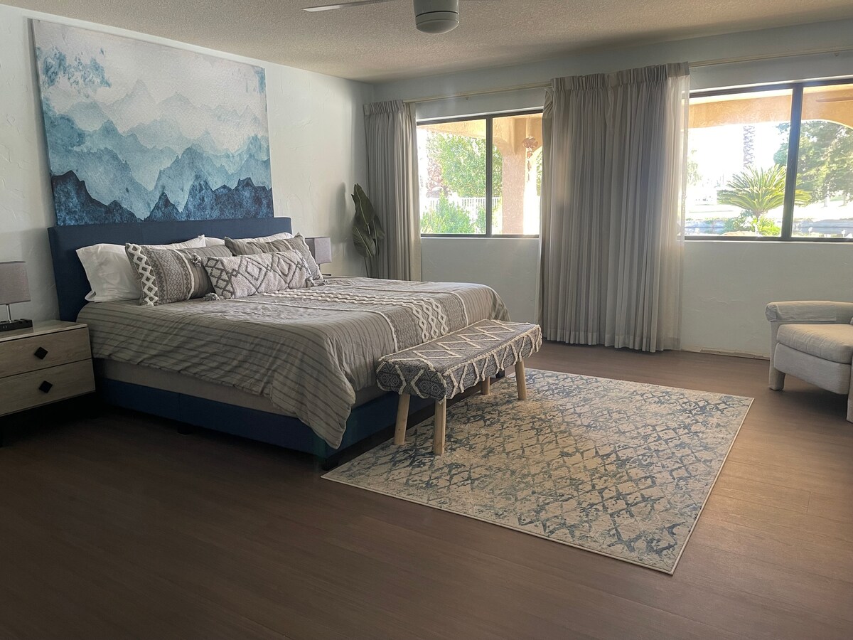 Cama tamaño king en el dormitorio principal. 
¡Tan cómodo!