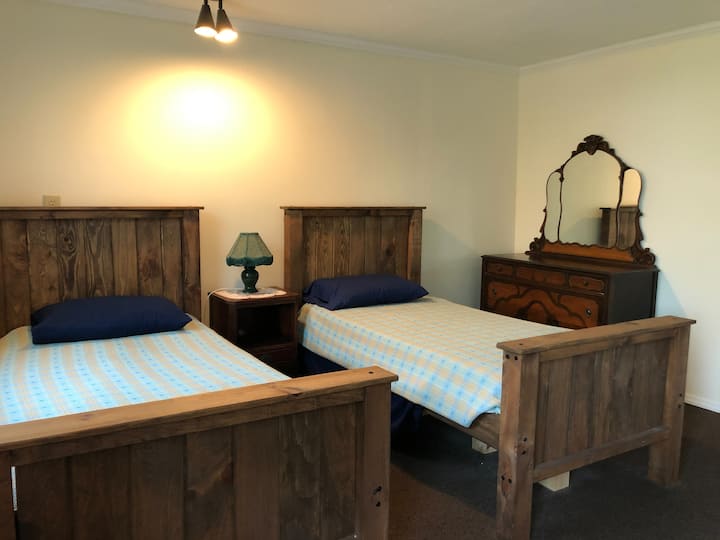 Chambre au 2e étage avec deux lits jumeaux