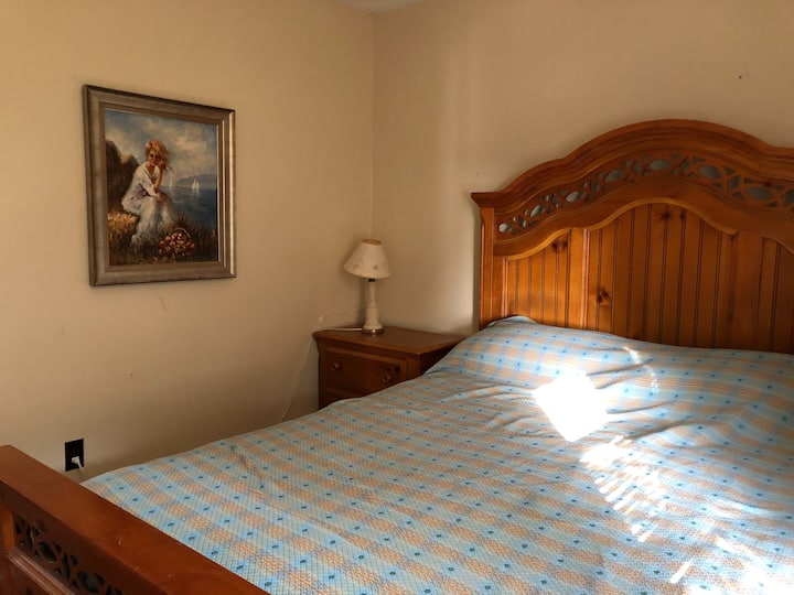 Chambre au 2e étage avec lit Queen