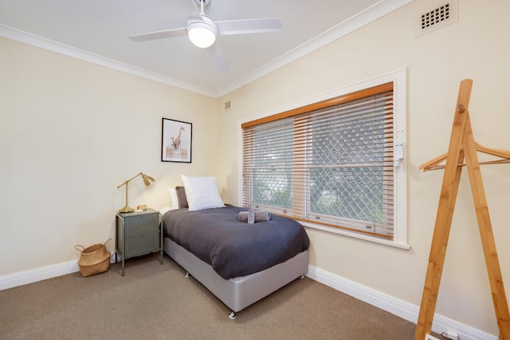 King Single bed with soft quality linen, large window, ceiling fan, family friendly accomodation. 