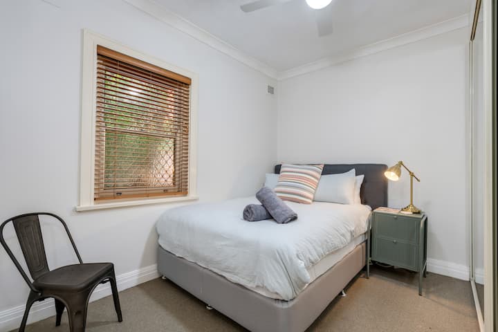 Queen size bedroom with quality linen, mirror wardrobe and ceiling fan. Travel cot and high chair available. 