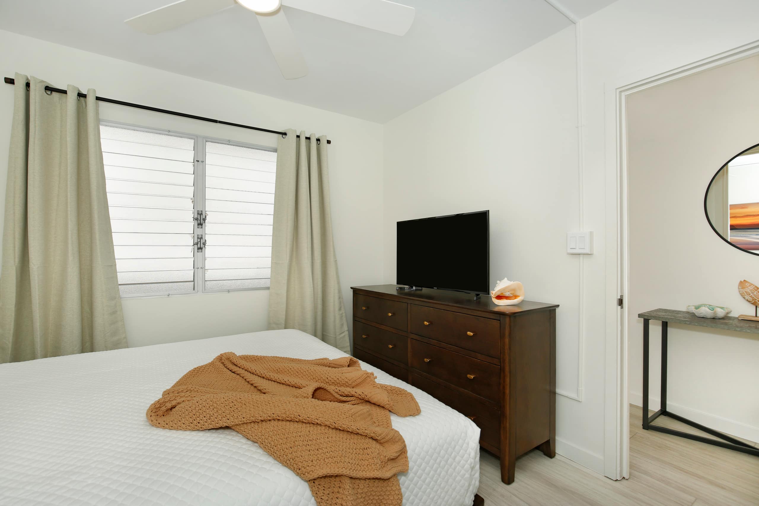 Condo in Honolulu · ★4.74 · 1 bedroom · 2 beds · 1 private bath - Image 16