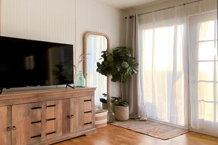 Farmhouse W/ Skyline City Views + Disneyland - Orange, CA