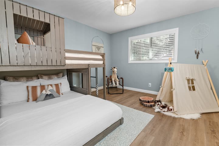 Соба на спрат (двокреветна соба преполна)
