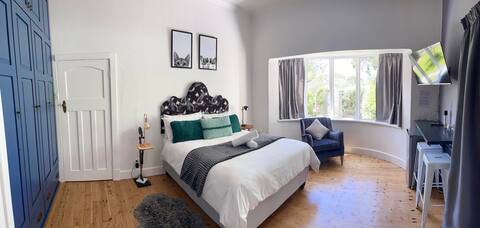 Bay Window Suite in stylish Mill Park